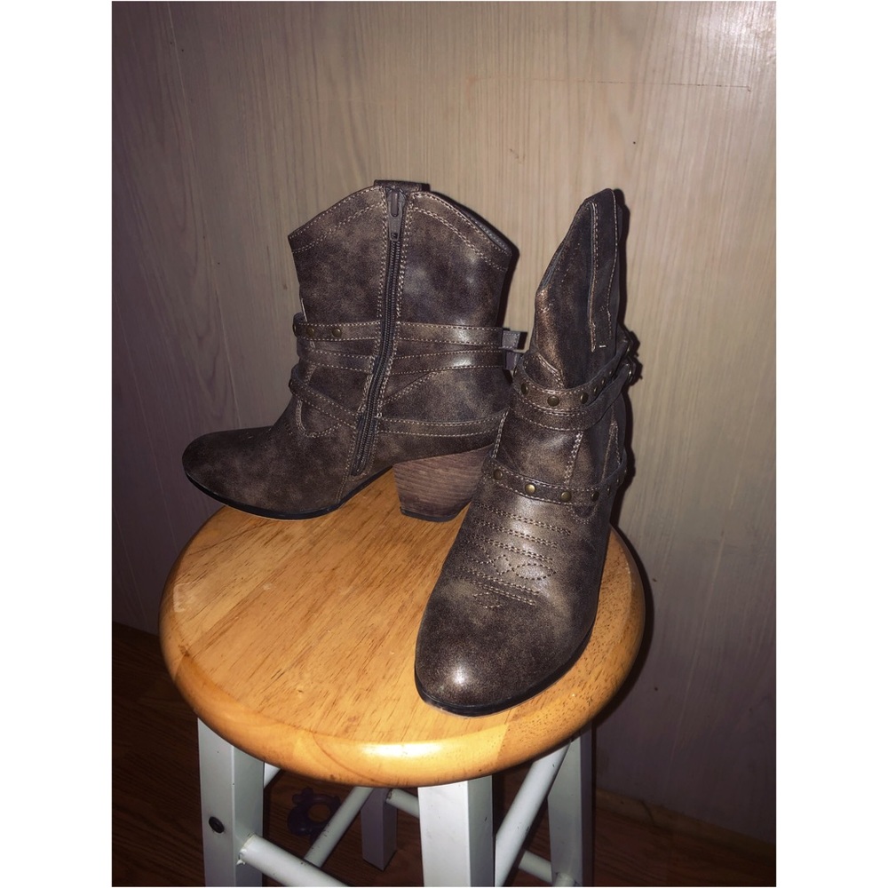Boots - Picture 2 of 3